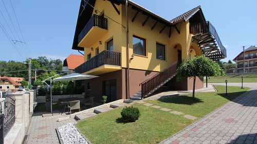 Panorámás, Hévízi ingatlan.  Hévíz nyugati részén, 2016-ban teljesen felújított családi ház -, amely alkalmas kiadásra és lakni is, - eladó.