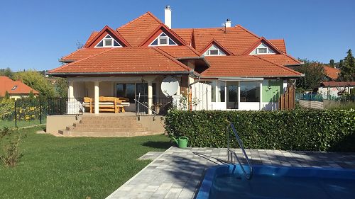  Für Großfamilien, in der ruhigen Straße von Cserszegtomaj ist das anspruchsvolle Doppelhaus zu verkaufen.