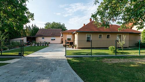 Balatoni ingatlan.  Keszthely egyik csendes zsákutcájában családi ház eladó. A házhoz tartozik egy független lakhatásra kialakított lakrész is.