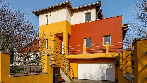 Balatongyörökön eladó egy minimalista stílusú családi ház. Az ingatlanban található wellness részlegen a beépített szauna segít a testi-lelki felüdülésben. 
