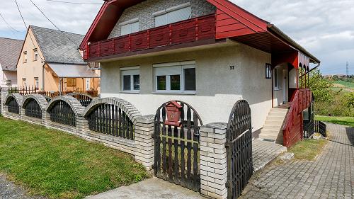 Das zahlreiche Möglichkeiten bietende Familienhaus ist in der ruhigen Siedlung Alsópáhok, in der Nähe von der - ihrem Thermalbad nach bekannten - Stadt Hévíz zu verkaufen.
