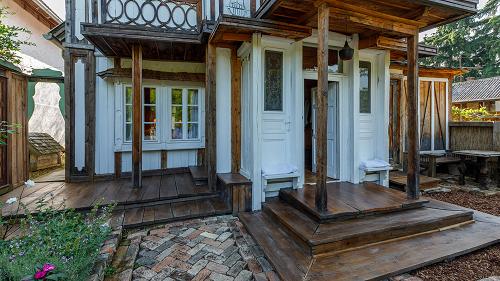 Aussicht, Immobilien am Balaton.  Das historische Familienhaus zwischen dem von den Touristen beliebten Burg und dem Beach von Szigliget ist zu verkaufen. Das Haus wurde aus antique Baumaterialien gebaut. 