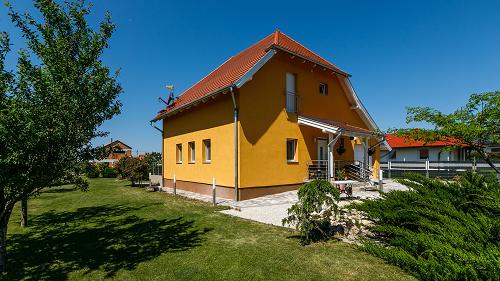 Eladó ez a modern technikával és minőséggel felszerelt családi ház a Balaton északi részén.