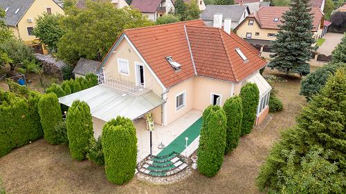 Kényelmes, 4 hálószobás családi ház Sümeg központjában eladó.