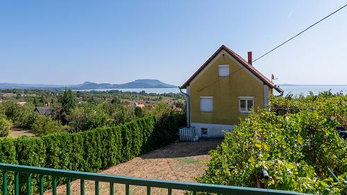 Panorámás, Balatoni ingatlan.  Kivételes lehetőség Balatongyörökön: Eladó egy tökéletesen karbantartott ház lenyűgöző balatoni panorámával,