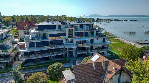 Új építésű, Panorámás, Balatoni ingatlan, Üzleti lehetőségek.  Eladó Balaton parti panorámás, magas minőségű lakás, mely közvetlen vízparti elhelyezkedésével tökéletes választás a pihenéshez és kikapcsolódáshoz.