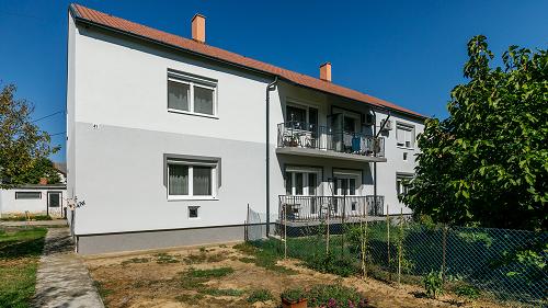 Balatoni ingatlan.  Eladó Keszthelyen egy 77 m²-es, teljeskörűen és minőségi anyagokkal felújított, első emeleti lakás.