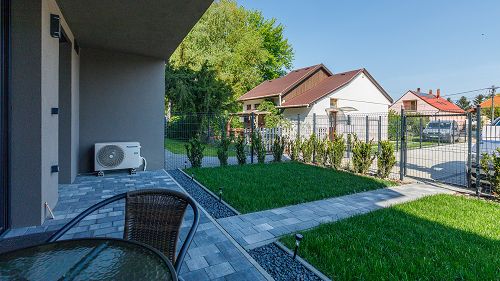Balatoni ingatlan.  Igazán kiemelkedő minőségű lakás eladó, a Balaton partjától kilenc percre.