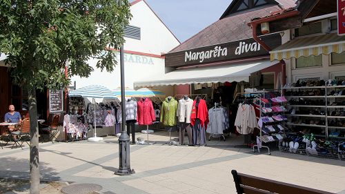Im Zentrum von Hévíz ist der Geschäftsraum -, der sich über Stammkunden auch verfügt - zu verkaufen.