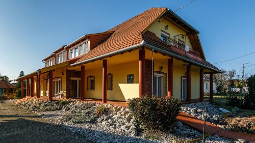 Balaton északi partján, bejáratott családi ház / panzió strand közelében eladó. Igényesen kialakított kerttel, szép udvarral rendelkezik az ingatlan.