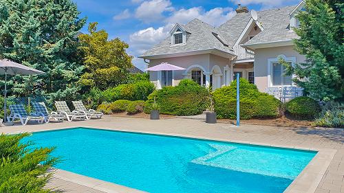 Balatoni ingatlan.  Gyenesdiás központjához közel, gyönyörű kertes családi ház teljes berendezéssel eladó.