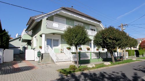 Aussicht, Immobilien in Hévíz, Geschäftliche Investition.  In der Nähe des Stadtzentrums von Hévíz ist das Familienhaus mit 2 Wohnungen und mit Doppelgarage zu verkaufen. 
Die Immobilie ist gut und regelmäßig gewartet.