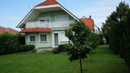 Keszthely közelében, a Balaton-parthoz és a központhoz közel családi ház eladó.