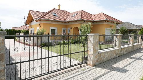 Eladó Cserszegtomaj központjában egy 190 m2-es családi ház igényes környezetben.