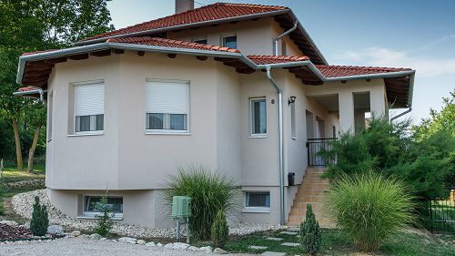 Panorámás.  Alsópáhokon, Hévíz közvetlen szomszédságában, a Balatontól 10 km-re, 2015-ben újonnan épült, kifogástalan esztétikai állapotban lévő, csendes, zöldövezeti környezetben, családi ház eladó. 
