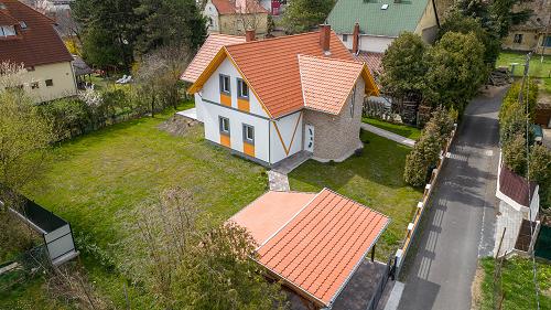Neue Immobilien, Immobilien am Balaton.  In der Nähe - nur 10 Minuten Gehweg weit - vom beliebten und oft besuchten Strand von Gyenesdiás ist das neu gebaute Familienhaus zu verkaufen.