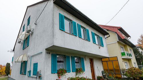 In Hévíz it is a family house in a good condition, next to the Hotel Helios for sale.
There are several attractions in the neighbourhood, which ones you can reach in a few minutes.