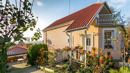In der Gartenstadt von Keszthely (Keszthely-Kertváros) ist das Familienhaus mit Panorama zum Verkauf angeboten.