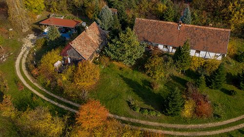 Aussicht, Geschäftliche Investition, Traditionelle Immobilien.  Neben der sich schnell entwickelnden Siedlung Zalacsány, in Örvényeshegy, ist das Märchenbauernhof zum Verkauf angeboten. 