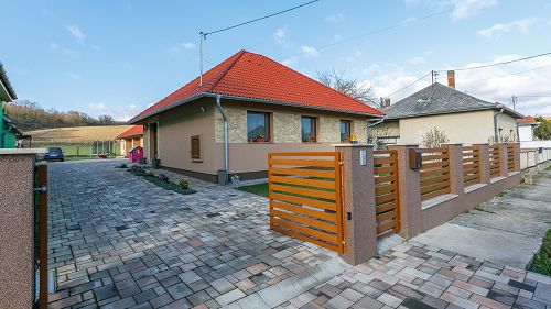 In Zalaapáti ist das umgebaute Familienhaus von ausgezeichneter Qualität zu verkaufen.