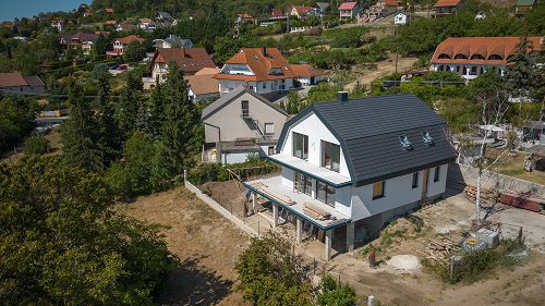 A Balaton északi partján újonnan épülő családi ház, csodás panorámával eladó.