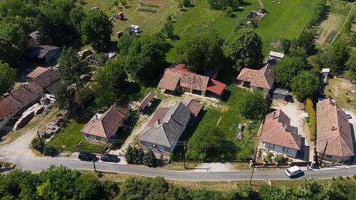  In Zalakoppány sind 3 Familienhäuser in einem - als eine Immobilie - zu verkaufen.