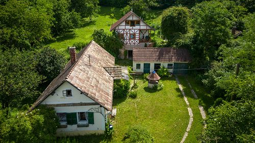  Für Interessenten, die gerne von dem Lärm der Großstädte sich verbergen möchten! Das Familienhaus vom Süd-Tiroler Style ist in einem ruhigen, kleinen Dorf zu verkaufen.