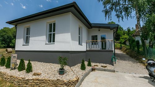 In der ruhigen, zu der Siedlung Zalacsány gehörenden Umgebung ist das neu gebaute Familienhaus zu verkaufen.