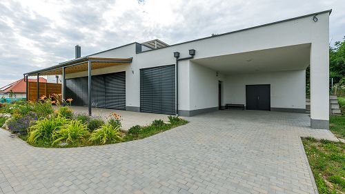 Architektonisch extravagantes Haus mit ökologischem Ausbau und Balaton-Sicht in ruhiger Lage von Cserszegtomaj