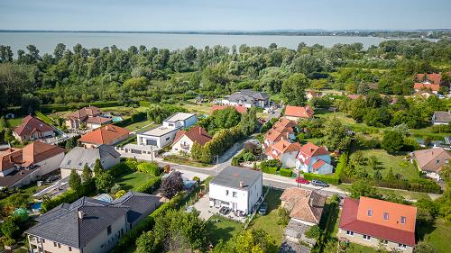 Balaton property.  In the lower part of Gyenesdiás, a few minutes away from the lake Balaton, it is a family house of a high quality for sale.