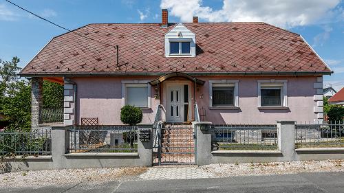 Immobilien am Balaton.  Im Zentrum von der Siedlung Vonyarcvashegy ist das schön gewartete Familienhaus zu verkaufen.