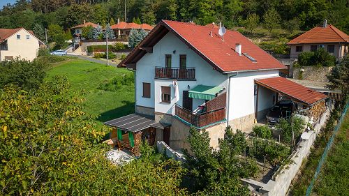 Das Familienhaus mit Panorama auf den See von Zalacsány ist zu verkaufen.