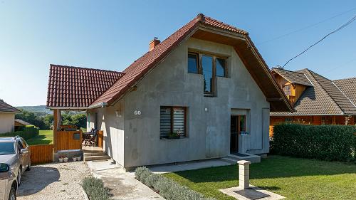 In der Siedlungsgrenze von Gyülevész ist das anspruchsvoll erneuerte Familienhaus zu verkaufen.
Der neue Besitzer hat die Möglichkeit, die äußere Bemalung des Hauses zu beenden, beziehungsweise den Dachgeschoss einzubauen.