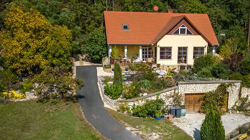 Detached house for sale in Gyenesdiás with beautiful panoramic views of Lake Balaton.