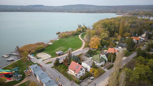 The house is located directly on Lake Balaton with a panoramic view and the beach 50m in front of the terrace.