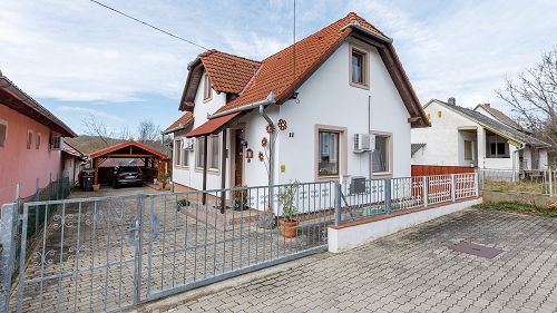  It is a continuously maintained and tidy family house for sale - with low maintenance costs - only 5 minutes from Hévíz.