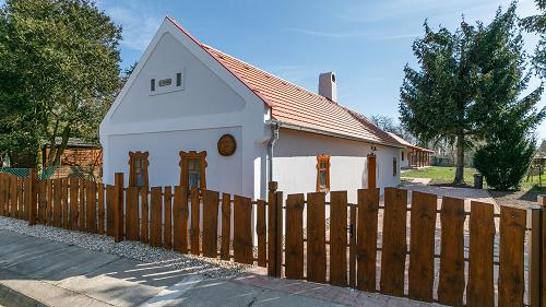Immobilien am Balaton, Traditionelle Immobilien.  Das Bauernhaus mit einer erneuerten Konzeption ist zu verkaufen, gebaut aus hochwertigen Baumaterialien.