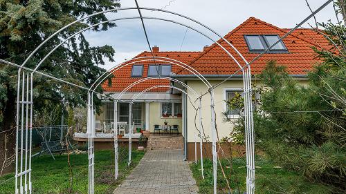 Immobilien am Balaton.  Das anspruchsvolle und geordnete Familienhaus mit 2 separaten Wohneinheiten, in einer ruhigen Lage ist zu verkaufen.