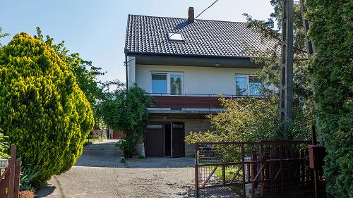 It is a carefully maintained family house for sale in the popular settlement Cserszegtomaj. A big advantage of the real estate is that shops and schools can be reached within a few minutes' walk.