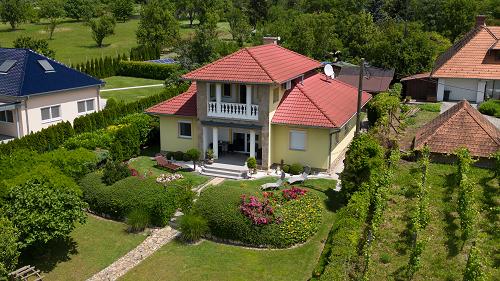Eladó egy impozáns kerttel rendelkező, folyamatosan karbantartott és megóvott családi ház közel a Balatonhoz.