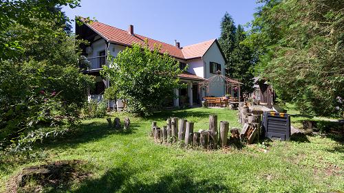 Szépen felújított úri lak álomszép helyszínen, Magyarország nyugati részén - megközelítőleg 45 km-re a Balatontól délnyugati irányban 