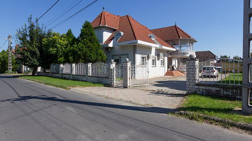  Eladó Tapolca központjától pár percre egy impozáns, tágas belső terekkel rendelkező családi ház.
