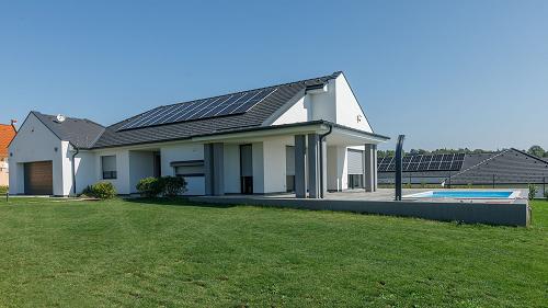 Új építésű, Okos ház.  Kiemelkedő minőséggel megépített családi ház eladó. A napelemes rendszer gondoskodik a szinte nulla rezsiköltségről. Kérném, bővebb információért vegye fel a kapcsolatot értékesítő kollégáinkkal!