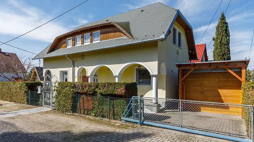 Ez a vonyarcvashegyi családi ház eladó, ami mindössze pár száz méterre található a Balatontól. A ház takaros és rendezett, ideális otthon lehet.
