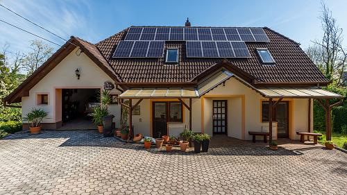 Eladó egy folyamatosan rendben tartott,gondozott családi ház Zalakaroson, csendes környezetben. A ház nagy előnye, hogy napelemmel van ellátva, így jelentősen csökkenti a havi energiaszámlát.