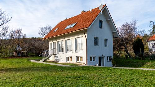 Az ingatlan Balatongyörök szőlőhegyén található, gyönyörű panorámás kilátással a Balatonra