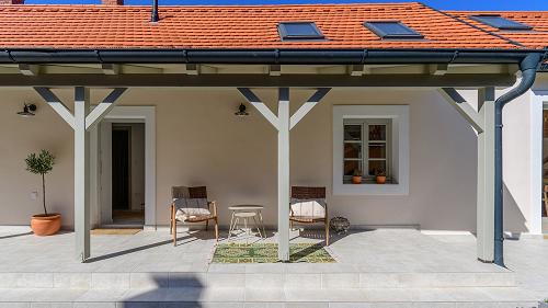 Balatoni ingatlan, Üzleti lehetőségek, Tradicionális stílus.  Ez a ház egy rejtett gyönyörűség, amely a modern praktikumot és a tradicionális bájt egyszerre hordozza.