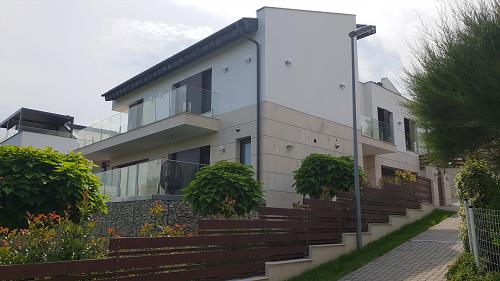 Eladó ez az exkluzív okos otthon, amelyet a legmagasabb minőségi színvonalon, építészmérnöki pontossággal és kiemelkedő technikai tartalommal terveztek.