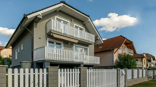 Eladó egy folyamatosan karbantartott, háromszintes családi ház csendes utcában, erkélyes kilátással.