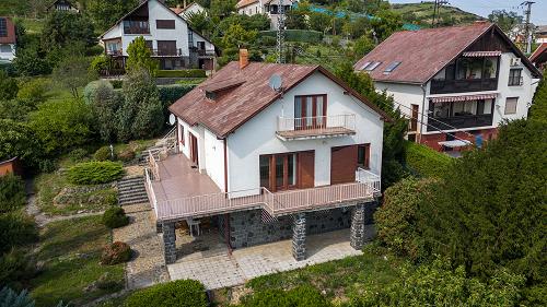 Balatoni ingatlan.  A Balaton közelsége és páratlan panoráma.